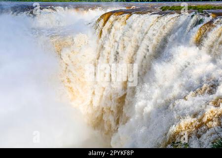 Nahaufnahme in Devil's Throat und Salto Union mit mächtigem Wasser und Spray, Iguazu Falls, Argentinien Stockfoto