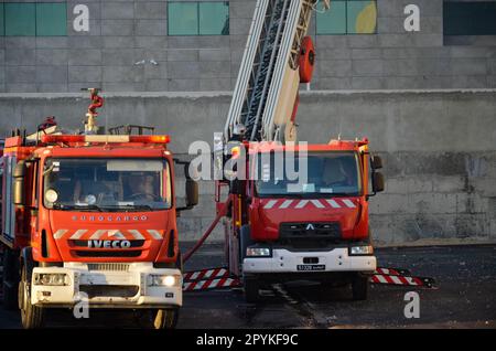 3. Mai 2023: Tunis, Tunesien, 03. Mai 2023. Notfallteams der Zitouna Bank in Tunis, nach einem großen Brand im Gebäude am Mittwochabend. Das Feuer wurde gelöscht, aber es wurden erhebliche Schäden am Gebäude hinterlassen, obwohl keine Todesfälle gemeldet wurden. Das Gebäude der Zitouna Bank befindet sich im Bezirk Karm der tunesischen Hauptstadt (Kreditbild: © Hasan mrad/IMAGESLIVE via ZUMA Press Wire). Nicht für den kommerziellen GEBRAUCH! Stockfoto