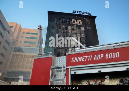 3. Mai 2023: Tunis, Tunesien, 03. Mai 2023. Notfallteams der Zitouna Bank in Tunis, nach einem großen Brand im Gebäude am Mittwochabend. Das Feuer wurde gelöscht, aber es wurden erhebliche Schäden am Gebäude hinterlassen, obwohl keine Todesfälle gemeldet wurden. Das Gebäude der Zitouna Bank befindet sich im Bezirk Karm der tunesischen Hauptstadt (Kreditbild: © Hasan mrad/IMAGESLIVE via ZUMA Press Wire). Nicht für den kommerziellen GEBRAUCH! Stockfoto