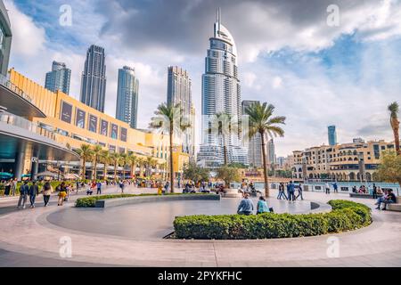 18. Januar 2023, Dubai, Vereinigte Arabische Emirate: Touristenmassen auf dem Platz in der Nähe des Eingangs zur Dubai Mall und an der Promenade Stockfoto