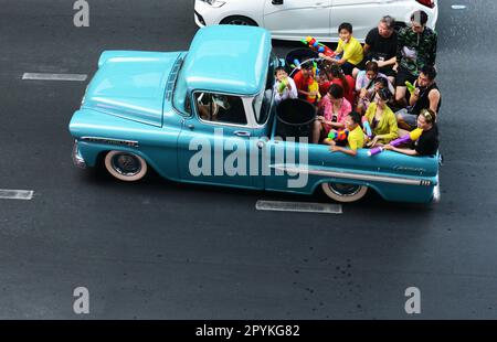 Feierlichkeiten von Songkran auf der Rama I Road in der Nähe des Siam Square in Bangkok, Thailand. Stockfoto