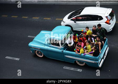 Feierlichkeiten von Songkran auf der Rama I Road in der Nähe des Siam Square in Bangkok, Thailand. Stockfoto