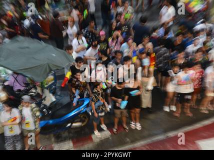 Feierlichkeiten von Songkran auf der Rama I Road in der Nähe des Siam Square in Bangkok, Thailand. Stockfoto