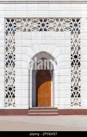 Hölzerne Tür zur Weißen Moschee des Bolgar State Historical and Architectural Museum-Reserve. Bezirk Spassky, Republik Tatarstan Stockfoto