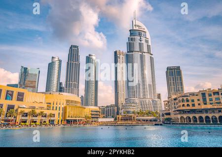 18. Januar 2023, Dubai, Vereinigte Arabische Emirate: Wasserteich in der Nähe des Eingangs zur Dubai Mall und am Ufer der Promenade mit Wolkenkratzern im Hintergrund Stockfoto