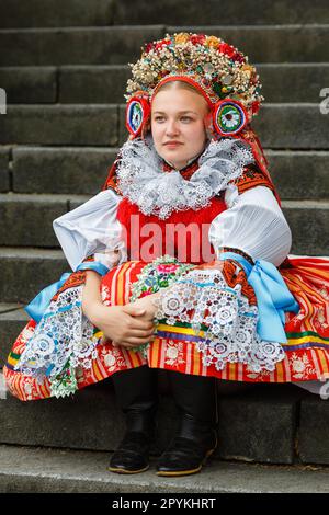 VLCNOV, TSCHECHISCHE REPUBLIK - 29. MAI 2022: Junge Frauen in traditionellen mährischen Trachten nehmen an der Fahrt des Kings Folklore Festivals in VLC Teil Stockfoto