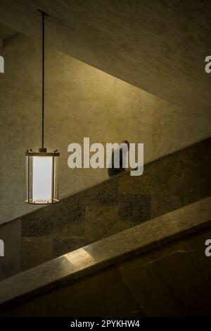 Ein Mann, der die Treppe hinaufgeht im Kunstmuseum Basel, Basel, Schweiz Stockfoto