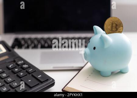 bitcoin auf Sparschwein im Büro Stockfoto