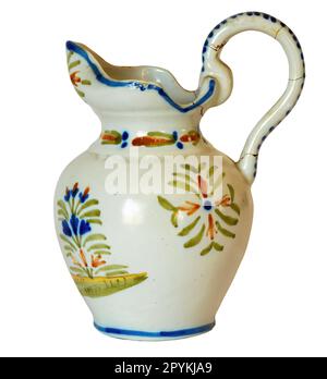 Französischer, weiß glasierter Keramikkrug oder Wasserkruche, mit Deckel und Blumendekoration, isoliert auf weißem Hintergrund Stockfoto