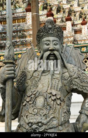 Statue eines chinesischen Kriegers in Wat Arun, Bangkok, Thailand. Stockfoto