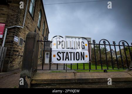 West Yorkshire, Großbritannien. 4. Mai 2023. Die Wähler gehen an einem kalten Maivormittag in Northowram bei Halifax, West Yorkshire, Großbritannien, zu den Wahlurnen, da bei den Kommunalwahlen im gesamten Vereinigten Königreich Stimmen abgegeben werden. Kredit: Windmill Images/Alamy Live News Stockfoto