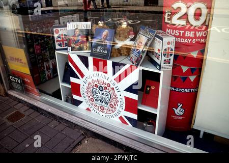 King-Charles-III-Kronenfenster, W.H. .Smith Store, Warwick, Großbritannien Stockfoto