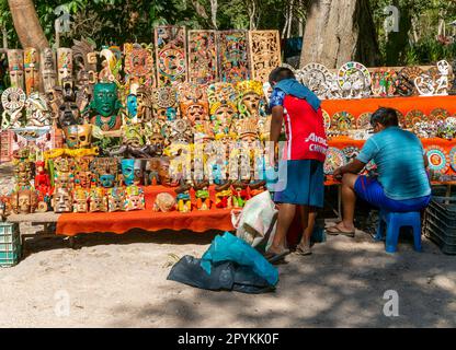 Souvenir hölzerne Gesichtsmasken im Verkauf, Chichén Itzá, Maya-Ruinen, Yucatan, Mexiko Stockfoto