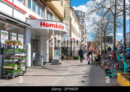 Kungsgatan (Königsstraße) eine der Hauptstraßen in Norrköping im Frühling in Schweden. Norrköping ist eine historische Industriestadt. Stockfoto