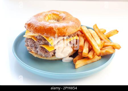 Rinderburger mit zerbrochenem Brötchen und Brioche Doughnut Brötchen. Stockfoto