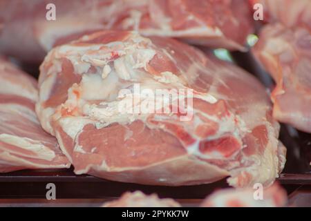 Rohe Fleischstücke auf schwarzer Oberfläche Stockfoto