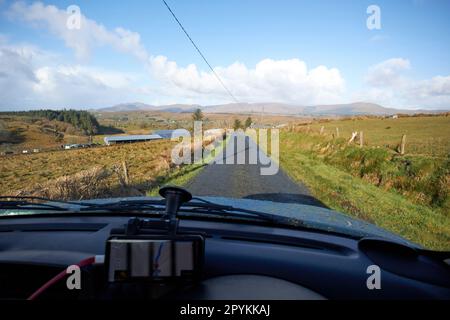 Nutzung von Navi zur Fahrt der weniger befahrenen Straße im Landkreis donegal republik irland Stockfoto