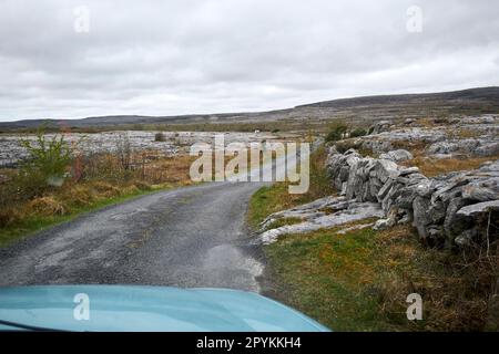 Fahrt auf einer kleinen Landstraße durch die burren County clare republic of ireland Stockfoto