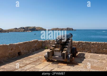 Die Kanone ist auf den Stadtmauern von Cromwell's Castle montiert und bewacht den Eingang zum Hafen von New Grimsby, Tresco, Isles of Scilly, Großbritannien Stockfoto