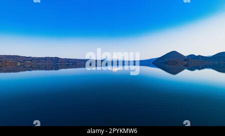 Die Reflexion der Berge im stillen Wasser des Toya-Sees Stockfoto