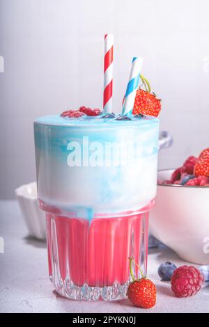 Amerikanische Unabhängigkeit Urlaub Essen, juli 4 Frühstück Rezept Idee, trinken. Nützlicher Beerensmoothie in weiß, blau, rot, mit Heidelbeeren, Erdbeere Stockfoto