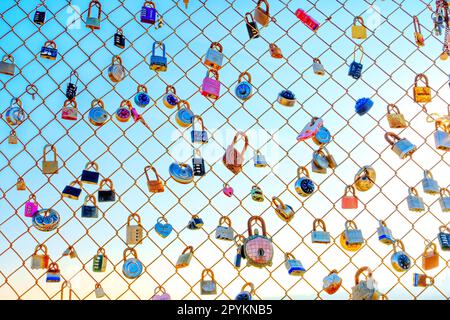 Los Angeles, Kalifornien - 29. Dezember 2022: Nahaufnahme von Locks an einem Zaun im Runyon Canyon Stockfoto