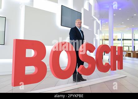 04. Mai 2023, Baden-Württemberg, Renningen: Stefan Hartung, Vorstandsvorsitzender der Bosch Technologiegruppe, steht vor der jährlichen Pressekonferenz vor einem Bosch Logo. Am 4. Mai gibt Bosch seine Geschäftszahlen auf einer jährlichen Pressekonferenz bekannt. Foto: Bernd Weißbrod/dpa Stockfoto