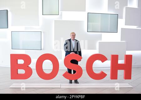04. Mai 2023, Baden-Württemberg, Renningen: Stefan Hartung, Vorstandsvorsitzender der Bosch Technologiegruppe, steht vor der jährlichen Pressekonferenz vor einem Bosch Logo. Am 4. Mai gibt Bosch seine Geschäftszahlen auf einer jährlichen Pressekonferenz bekannt. Foto: Bernd Weißbrod/dpa Stockfoto