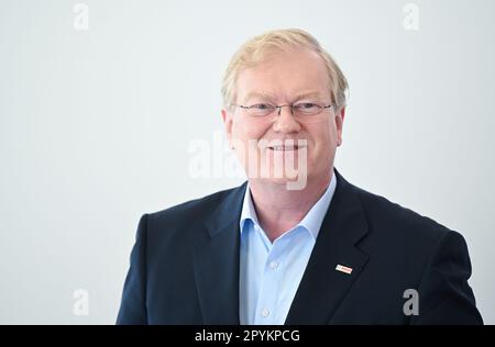 04. Mai 2023, Baden-Württemberg, Renningen: Stefan Hartung, Vorstandsvorsitzender der Bosch Technologiegruppe, vor der jährlichen Pressekonferenz. Am 4. Mai gibt Bosch seine Geschäftszahlen auf einer jährlichen Pressekonferenz bekannt. Foto: Bernd Weißbrod/dpa Stockfoto