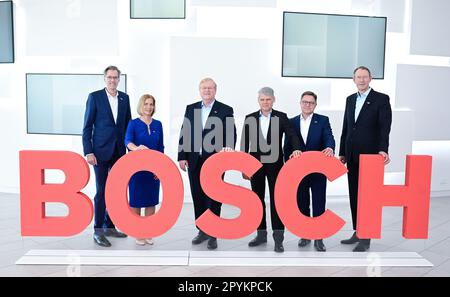 04. Mai 2023, Baden-Württemberg, Renningen: Die Mitglieder des Bosch-Vorstands (von links) Markus Heyn, Tanja Rückert, Stefan Hartung (Vorsitzender), Markus Forschner, Stefan Grosch, Und Christian Fischer steht vor der jährlichen Pressekonferenz vor einem Bosch-Logo. Am 4. Mai gibt Bosch seine Geschäftszahlen auf einer jährlichen Pressekonferenz bekannt. Foto: Bernd Weißbrod/dpa Stockfoto