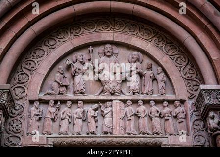 Romanisches St.-Gallen-Portal mit klugen und törichten Jungfrauen im Trommelfell, Basler Münster, ursprünglich eine katholische Kathedrale und heute ein reformierter Protest Stockfoto