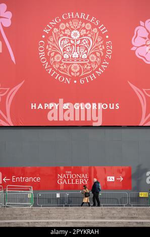 National Gallery, London, Großbritannien. 4. Mai 2023. Große Abdeckungen an der Fassade der Nationalgalerie feiern die bevorstehende Krönung von König Karl III Kredit: Malcolm Park/Alamy Live News Stockfoto