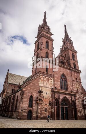 Hauptfassade, Basler Münster, ursprünglich eine katholische Kathedrale und heute eine reformierte protestantische Kirche. Die ursprüngliche Kathedrale wurde zwischen 1019 und erbaut Stockfoto