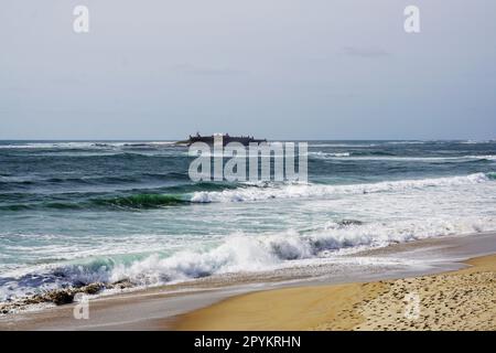 Panoramablick auf Praia de Moledo und Festung Insua in Caminha, Portugal Stockfoto