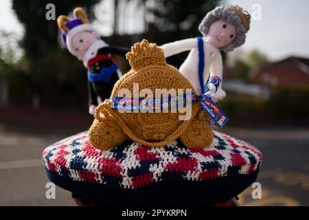 Eine gestrickte Briefkastenauflage zur Feier der Krönung von König CharlesIII ist in Manchester, Großbritannien, zu sehen. Kredit: Jon Super/Alamy Live News. Stockfoto