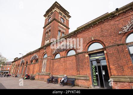 Markthalle mit Uhrenturm, Marktplatz, Ashton-under-Lyne. Marktstadt in der Nähe des Manchester Borough von Tameside. Bild: Garyroberts Stockfoto