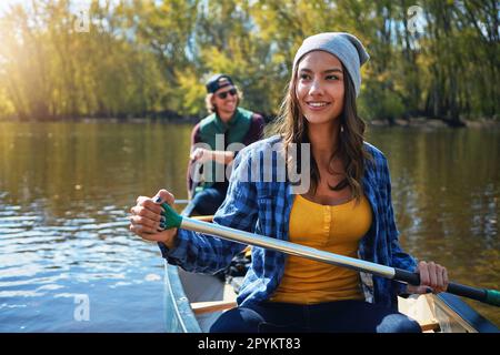 Das Leben im Kajak zu leben. Ein junges Paar, das eine Kanufahrt auf dem See macht. Stockfoto