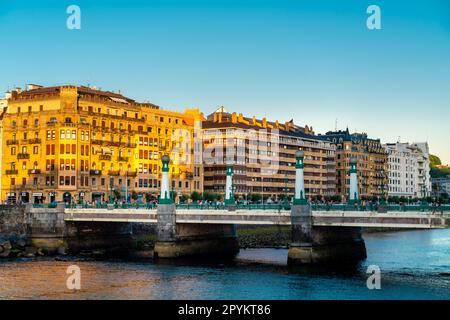 Blick auf die Kursaal zubia-Brücke, im alten Stadtzentrum der Stadt. Farben des Sonnenuntergangs. Stockfoto