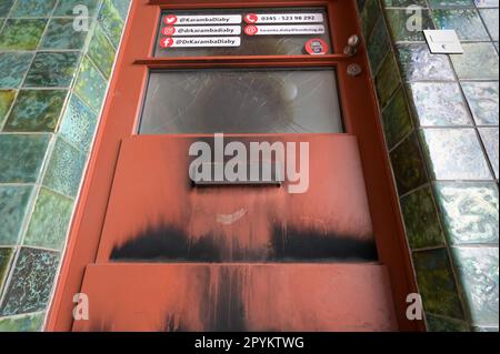 04. Mai 2023, Sachsen-Anhalt, Halle (Saale): Brandspuren am Eingang zum Büro von Dr. Karamba Diaby, Mitglied des Bundestages. Gestern Abend war das Büro des SPD-Abgeordneten das Ziel eines Brandstiftungsangriffs. Foto: Heiko Rebsch/dpa Stockfoto