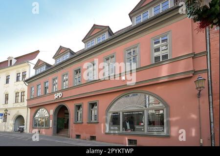 04. Mai 2023, Sachsen-Anhalt, Halle (Saale): Das Büro von Dr. Karamba Diaby, Mitglied des Bundestages, in der Großen Märkerstraße. Das Büro des Parlamentsmitglieds der SPD war das Ziel eines Brandstiftungsangriffs letzte Nacht. Foto: Heiko Rebsch/dpa Stockfoto