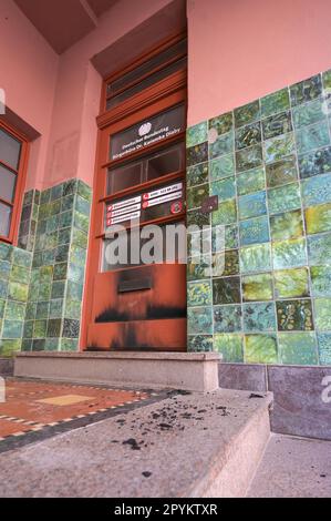 04. Mai 2023, Sachsen-Anhalt, Halle (Saale): Brandspuren am Eingang zum Büro von Dr. Karamba Diaby, Mitglied des Bundestages. Gestern Abend war das Büro des SPD-Abgeordneten das Ziel eines Brandstiftungsangriffs. Foto: Heiko Rebsch/dpa Stockfoto