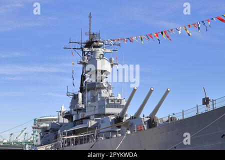 Ein Blick auf das Schlachtschiff USS Iowa, das in San Pedro, Los Angeles, vor Anker liegt. Das US-Kriegsschiff USS Iowa diente im 2. Weltkrieg und im Koreakrieg. Stockfoto