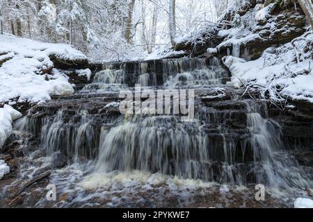 Vasaristi winzige Kaskade im Winter, Lahemaa-Nationalpark, Estland. Lange Belichtung Stockfoto