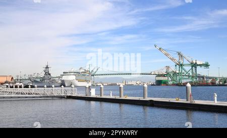 Der Blick von San Pedro auf Kräne und Schiffe, die im Hafen von Los Angeles anlegen. Los Angeles ist der geschäftigste Containerhafen in Nordamerika. Stockfoto