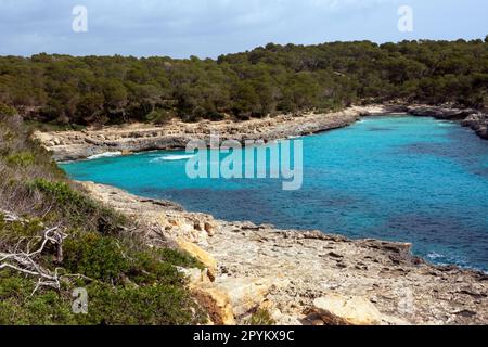 Cala Mondrago ist ein abgeschiedener Resort-Strand auf Mallorca mit ruhigen Gewässern, die von umliegenden Landschaften geschützt sind Stockfoto