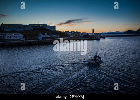 Ein kleines Fischerboot, das von Honinnsvag, Norwegen, in die Norwegische See fährt Stockfoto