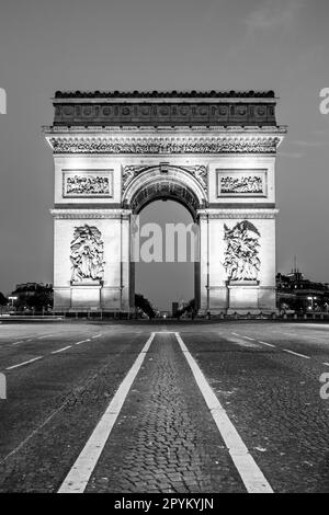 Arc de Triomphe de l Etoile auf dem Gipfel der Champs-Elysees bei Nacht, Paris, Frankreich. Schwarzweißbild. Stockfoto