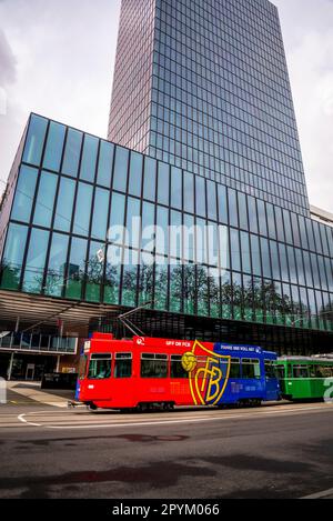 Die Straßenbahn fährt an der Messe Basel, dem Messe- und Handelszentrum Basel, Basel, Schweiz vorbei Stockfoto