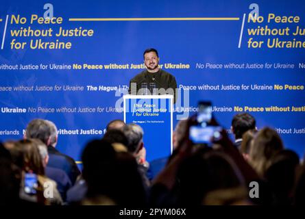 Den Haag, Niederlande. 04. Mai 2023. DEN HAAG - ukrainischer Präsident Volodymyr Zelensky hält eine Rede auf dem Weltforum in Den Haag. Der Präsident ist in den letzten Monaten öfter ins Ausland gereist. Es ist das erste Mal, dass er die Niederlande besucht. ANP REMKO DE WAAL netherlands Out - belgien Out Credit: ANP/Alamy Live News Stockfoto