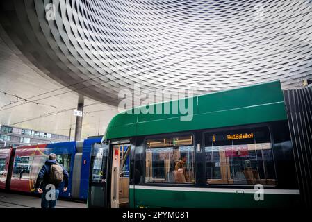 Die neue Messe Basel ist eines der neueren Wahrzeichen der Stadt. Die zentrale Architektur Stockfoto